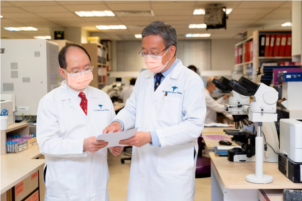 梁憲孫醫生(左) 及馬紹鈞醫生合作無間，透過數碼滴液 PCR 技術為病人制定最合適的治 療方案。