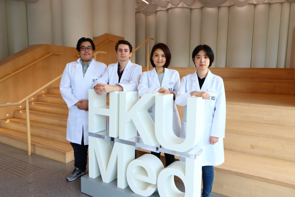 港大醫學院研究團隊揭示功能漸失的T細胞引致免疫治療失效的原因。研究團隊成員包括：（左起）張家銘，Victor Gray，寧珖聖博士及陳惟馨。