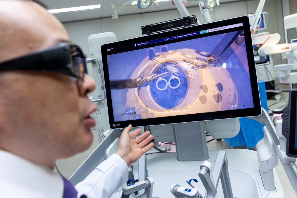 新型的組合式機械人配置開放式控制台，具有三維手術視野，同步分享影像給手術室內的其他人員觀看，有助加強手術培訓及示範。