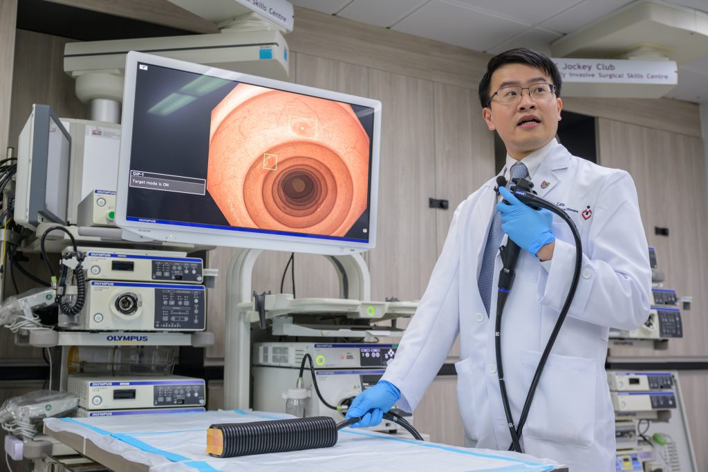 柳浩城醫生表示，透過AI輔助技術，新入行的醫生可以有具體的實時指引，更有系統地學習和訓練大腸鏡檢查，大大減低遺漏大腸瘜肉的機會。