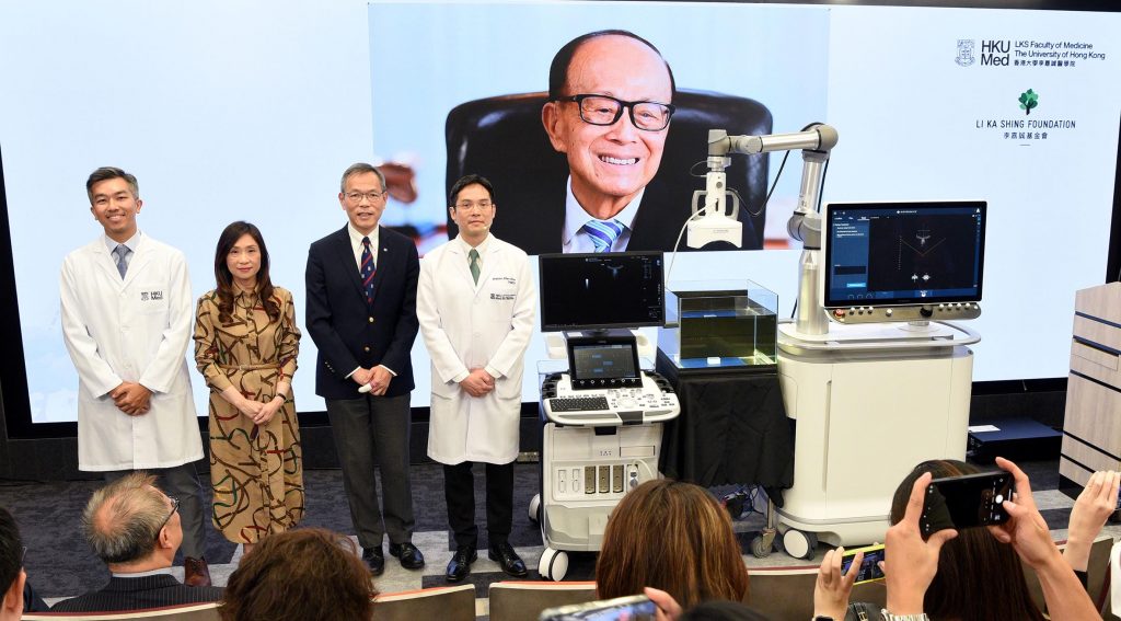 With a generous donation from the Li Ka Shing Foundation, HKUMed will be the first institution in Asia to introduce the groundbreaking Histotripsy system, using state-of-the-art histotripsy technology for clinical trials, offering Hong Kong liver cancer patients access to non-invasive, painless and highly effective treatment. Mr Li Ka Shing (right) is excited to witness this transformative technology that can kill cancer with bubbles. (From second right) Professor Albert Chan Chi-yan, HKUMed; Professor Chak-sing Lau, Dean of Medicine, HKU; Dr Theresa Li, Cluster Chief Executive, Hong Kong West Cluster; and Dr Vince Lau, HKUMed. 港大醫學院獲李嘉誠基金會捐贈亞洲首部突破性醫療儀器Histotripsy系統，採用全球頂尖的組織碎化技術在香港進行臨床試驗，為肝癌患者提供無創、無痛、高效的治療選擇。李嘉誠先生（右）欣喜見證全球頂尖技術，透過氣泡可以治癌。（右二起）港大醫學院陳智仁教授、港大醫學院院長劉澤星教授、港島西醫院聯網總監李德麗醫生，及港大醫學院劉泳恆醫生。