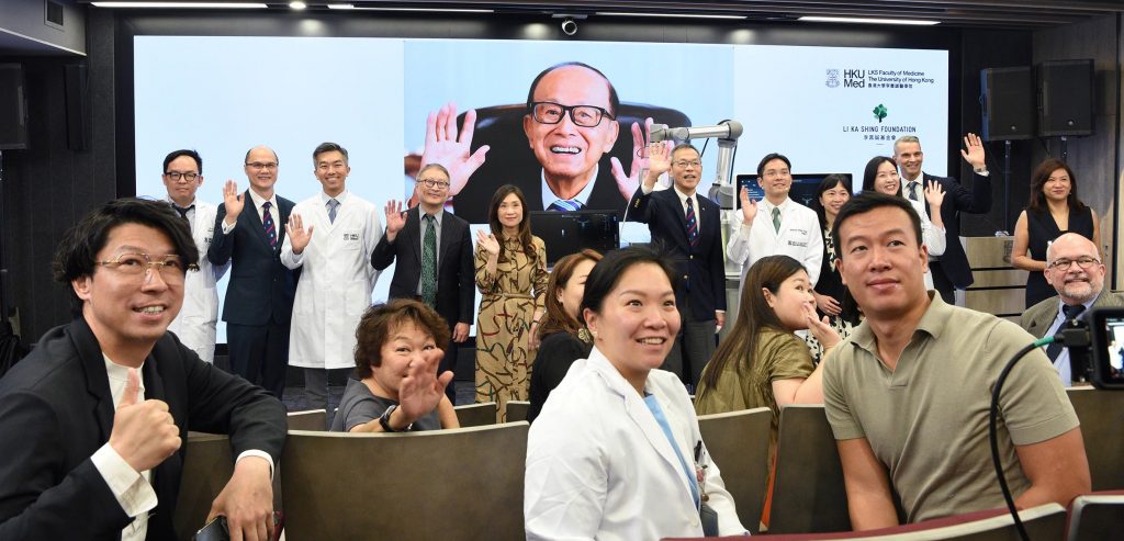 Mr Li Ka Shing takes group pictures with the HKUMed research team, guests and media friends. 李嘉誠先生與港大醫學院科研團隊、嘉賓和採訪記者朋友合照。