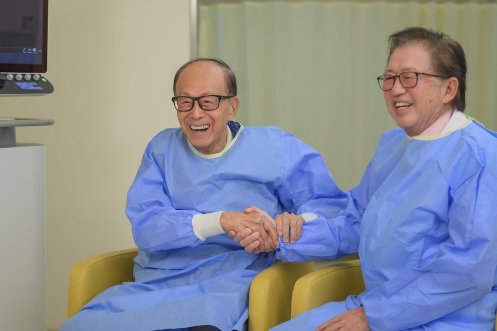 養和醫療集團行政總裁暨養和醫院院長李維達醫生感謝李嘉誠基金會,主席李嘉誠先生回 應時指:「能給予病人有這樣好的選擇,何樂而不為?」
