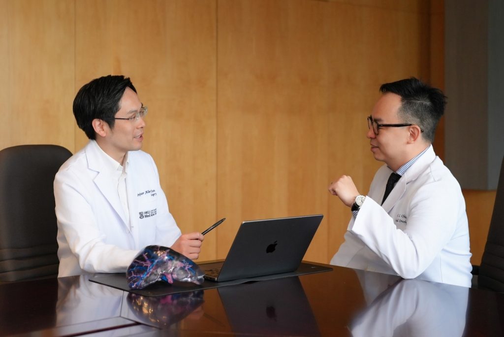 Professor Albert Chan Chi-yan (left) and Dr Chiang Chi-leung collaborate once more to develop the innovative ‘cocktail’ strategy—Locoregional therapy and immunotherapy (LRT-IO) approach. This method features three treatment stages: stereotactic beam radiotherapy (SBRT) with optional transarterial chemoembolisation (TACE), followed by immunotherapy (IO). 陳智仁教授（左）和蔣子樑醫生合作無間，再度攜手研發創新「雞尾酒」策略——局部與免疫治療聯合療法（LRT-IO）。方案包括三種治療：立體定向放射治療（SBRT）與非必要的肝動脈化療栓塞術（TACE），及後續的免疫治療（IO )。