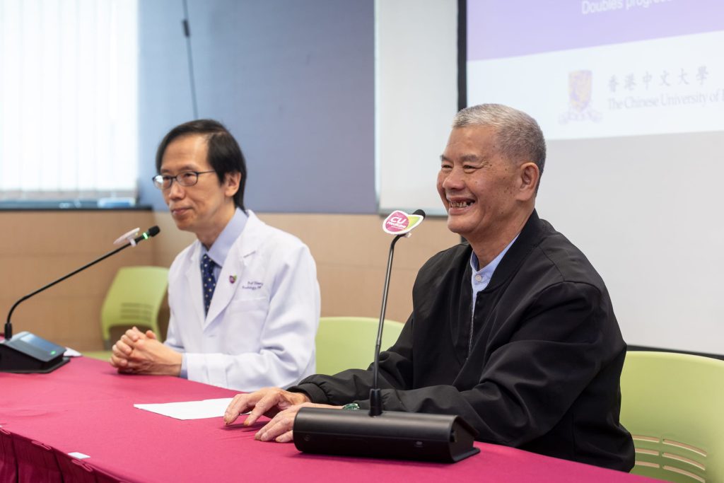 現年七旬的麥先生（右）早於十年前確診肝細胞癌，當時已屆中晚期，隨後接受四次無水化療藥物新配方，腫瘤體積成功縮少逾九成。接受治療後至今近十年仍未有復發跡象。